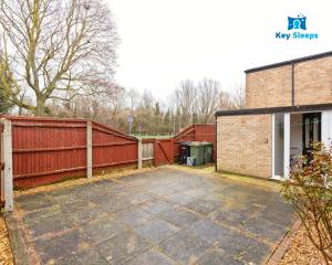 ピーターバラにあるFour Bedroom By Keysleeps Short Lets Peterborough With Free Parking Spacious Central Contractorのレンガ造りの建物前の駐車場