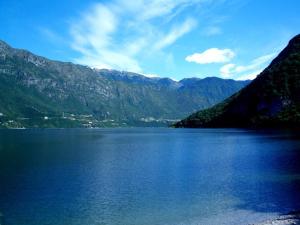 un gran lago azul con montañas en el fondo en Villa (home D) — Pool — Lake Idro en Vesta