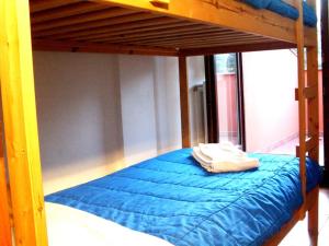 1 dormitorio con litera y colchón azul en Villa (home D) — Pool — Lake Idro en Vesta