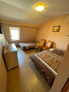 sypialnia z 2 łóżkami, stołem i krzesłem w obiekcie Villa Aida w mieście Mielno