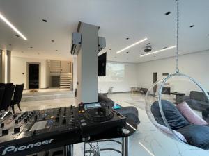 una sala de estar con un equipo de DJ en una habitación en 6BR SEA SALT POOL PRİVATE VİLLA en Sarıyer