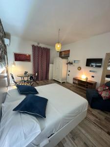 een slaapkamer met een groot wit bed en een tafel bij Villa Immacolata in Casalabate