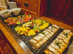 un piatto di cibo su un tavolo con sushi di Das Alpin - Hotel Garni Guesthouse a Scheffau am Wilden Kaiser