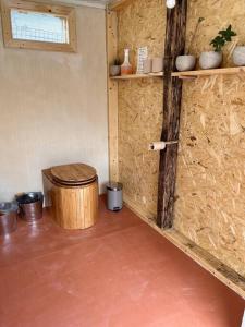 Et badeværelse på La ViTa in land - between olives and almonds