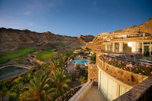 Anfi del Mar Tauro Golf 2 Emerald Club في موجان: اطلالة منتجع مع مسبح وملعب قولف