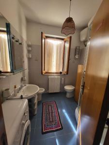ein Bad mit einem Waschbecken und einem WC in der Unterkunft A CASA DI NONNA LUISA in Porto San Giorgio