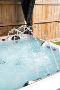 una vasca idromassaggio con acqua che esce da lì di Four Oaks Cottage a Rockcliffe