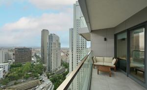 d'un balcon avec une chaise et une vue sur la ville. dans l'établissement Gorgeous Modern 1bd Terracepoolviews! #183, à Istanbul