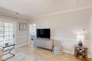 TV a/nebo společenská místnost v ubytování Magnolia Escape Retreat