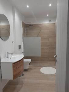 y baño con lavabo blanco y aseo. en Central House 2, en Palaia Epidavros