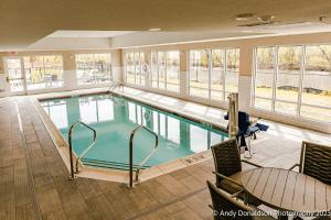 una gran piscina en un edificio con ventanas en TownePlace Suites by Marriott New Philadelphia en New Philadelphia