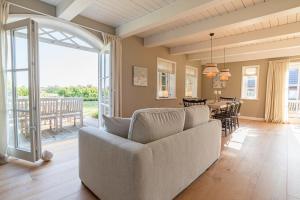 a living room with a couch and a table at Antonias Hüs in Midlum