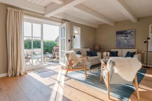 a living room with a couch and a table at Antonias Hüs in Midlum