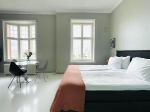 1 dormitorio con 1 cama grande y 2 ventanas en Kruna by the Sea, en Helsinki