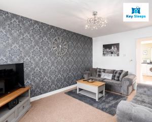 a living room with a couch and a tv at Spacious Contractor House Leisure By Keysleeps Short Lets Derby With Free Parking in Derby