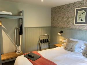 Camera con 2 letti, uno specchio e un letto Sidx Sidx Sidx. di The Stork Hotel a Lancaster
