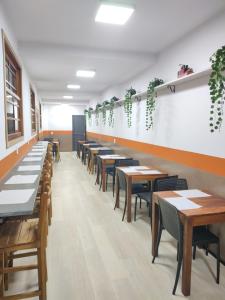 une rangée de tables et de chaises dans un restaurant dans l'établissement HOTEL AMAZ, à Ribeirão Preto