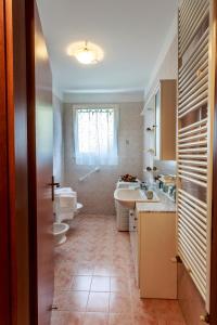 - Baño con 2 lavabos y 2 aseos en Casa Jennifer nel Delta del Po, en Taglio di Po