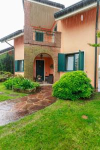 ein Haus mit einer Veranda und einer Terrasse in der Unterkunft Casa Jennifer nel Delta del Po in Taglio di Po