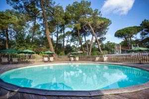 Bazén v ubytování Huttopia Chardons bleus Ile de Re nebo v jeho okolí