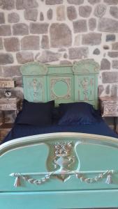 Кровать или кровати в номере Appartement authentique au bord du fleuve Hérault