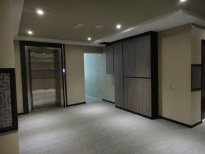 une pièce vide avec deux portes coulissantes dans un bâtiment dans l'établissement Galaxy Hotel, à Simpang Ampat