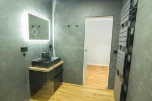 W łazience znajduje się umywalka i lustro. w obiekcie Appartement am Mythenweg w mieście Thale