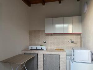 eine Küche mit weißen Schränken und einer Arbeitsplatte in der Unterkunft Da Maria Casa Vacanze in Marsala