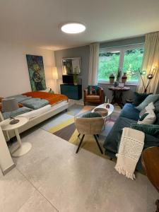 um quarto com uma cama, um sofá e uma mesa em Gästehaus Härb em Landskron