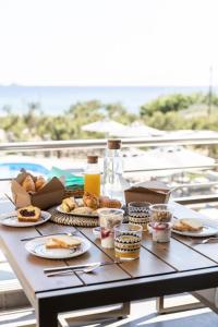 a table with food and drinks on top of it at Costa D' Ifesto in Agios Ioannis Kaspaka