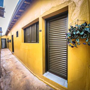 un bâtiment jaune avec une usine sur son côté dans l'établissement HOTEL AMAZ, à Ribeirão Preto