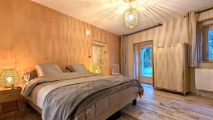 sypialnia z dużym łóżkiem w pokoju w obiekcie La Ferme du Château w mieście Beire-le-Châtel