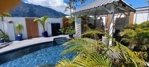 una piscina en un patio con una casa en Villa Ananda, en Cilaos