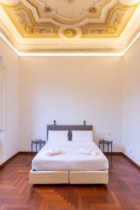 - une chambre avec un lit à caissons dans l'établissement LUCIANO MONTI APARTMENT, à Rome