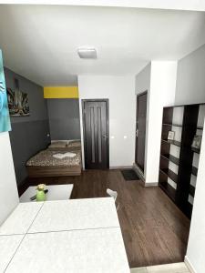 ein Wohnzimmer mit einem Bett und einem Tisch in der Unterkunft — Затишні Apartments — in Iwano-Frankiwsk