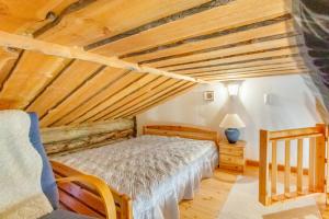 una camera da letto con un letto e un soffitto in legno di Holiday Apartment Suommukelo 5 a Suomutunturi