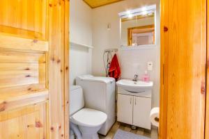 un piccolo bagno con un water e un lavandino di Holiday Apartment Suommukelo 5 a Suomutunturi Altre 19 foto