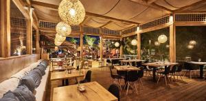 Un restaurant sau alt loc unde se poate mânca la Costa Alimos by Verde Apartments