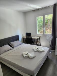 ein Schlafzimmer mit einem großen Bett mit Handtüchern darauf in der Unterkunft T3 avec magnifique vue montagne, 3 étoiles, piscine et parking, clim in Mougins
