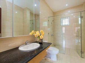 a bathroom with a sink and a toilet and a shower at Lê Ngọc Hân in Vung Tau