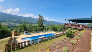 uma imagem de uma piscina numa villa em Hotel Cerro La Nina em Beceña