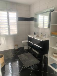 bagno con lavandino e servizi igienici di Chambre indépendante avec piscine a Jarnac