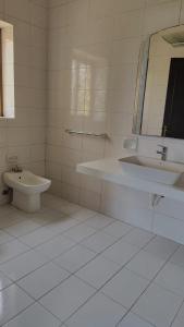 Ένα μπάνιο στο Stunning Villa with Pool, Table tennis, Table soccer and a Pool table