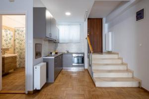 Newly renovated, quiet & central apartment in Kolonaki tesisinde mutfak veya mini mutfak