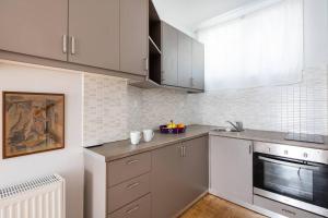 Newly renovated, quiet & central apartment in Kolonaki tesisinde mutfak veya mini mutfak