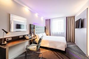 ein Hotelzimmer mit einem Bett und einem Schreibtisch in der Unterkunft Premier Inn Hamburg City Millerntor in Hamburg