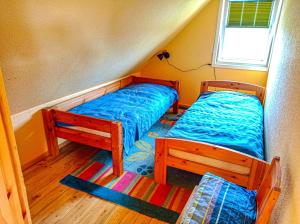 a bedroom with two twin beds and a window at Urlaub auf dem Bauernhof in Rubitz