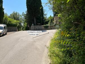 a street sign on the side of a road at Villetta Gabriella in Impruneta