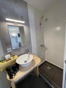 Kopalnica v nastanitvi Sun Springs Suites