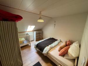 a room with a bed and a crib in a room at F4 6 personnes proche centre Mont Dore in Le Mont-Dore